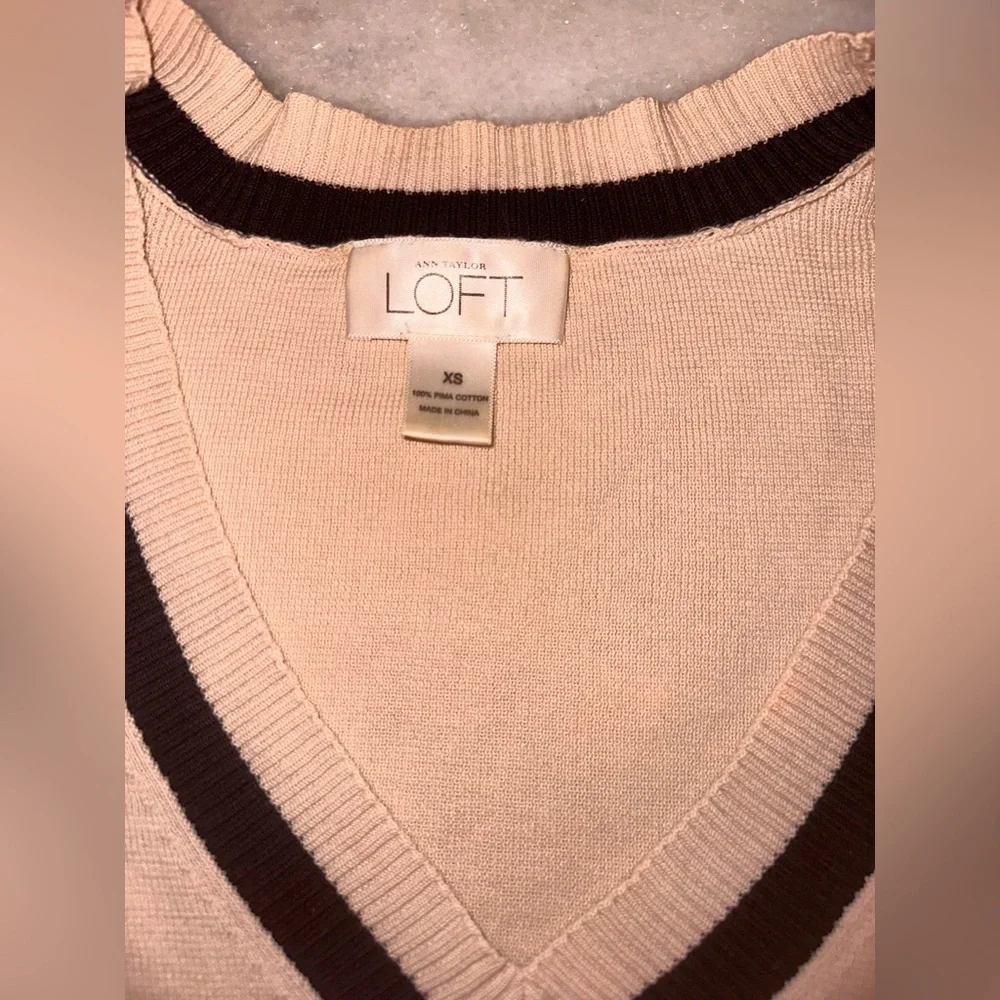 LOFT vneck beige